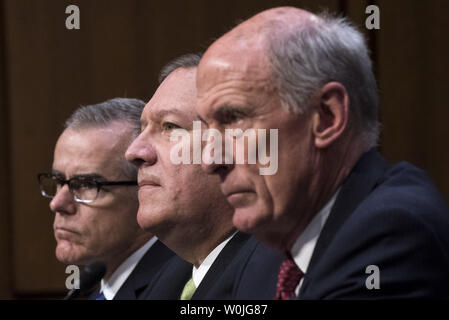 Von links nach rechts, Andrew McCabe, Geschäftsführender Direktor des FBI (FBI), Michael Pompeo, Direktor der Central Intelligence Agency (CIA) und Dan Coats, Director of National Intelligence (DNI), Zeugen während eines Senats Anhörung auf den weltweiten Bedrohungen, auf dem Capitol Hill in Washington, D.C. am 11. Mai 2017. Foto von Kevin Dietsch/UPI Stockfoto