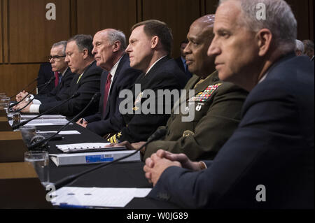 Von links nach rechts, Andrew McCabe, Geschäftsführender Direktor des FBI (FBI), Michael Pompeo, Direktor der Central Intelligence Agency (CIA), Dan Coats, Director of National Intelligence (DNI), Admiral Michael Rogers, Direktor der National Security Agency (NSA), Generalleutnant Vincent Stewart, Direktor der Defense Intelligence Agency (DIA), und Robert Cardillo, Direktor der National Geospatial-Intelligence Agency (NGA), Zeugen während eines Senats Anhörung auf den weltweiten Bedrohungen, auf dem Capitol Hill in Washington, D.C. am 11. Mai 2017. Foto von Ke Stockfoto