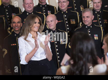 First Lady Melania Trump applaudiert, nachdem die Armee Chorus für militärische Mütter durchgeführt, im Osten Zimmer im Weißen Haus in Washington, D.C. am 12. Mai 2017. First Lady Melania Trump lud Mütter aus allen fünf Niederlassungen für eine Veranstaltung in ihrer Ehre. Foto von Kevin Dietsch/UPI Stockfoto