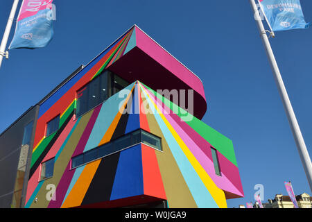 Eastbourne, England, UK. 27. Juni 2019. Der blaue Himmel über den neu lackierte Towner Galerie - Mehrfarbige abstraktes Wandgemälde von Lothar Gotz 10. Geburtstag der Galerie zu feiern. Stockfoto