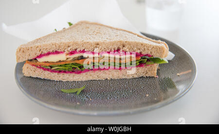 Frisches Gemüse Sandwich mit Rote Bete, Süßkartoffel, Rucola und Käse auf Vollkornbrot. Stockfoto