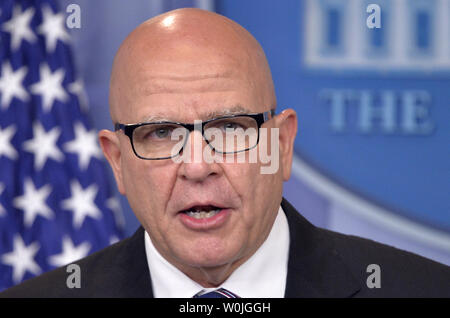 National Security Advisor H.R. McMaster macht Bemerkungen an die Presse im Weißen Haus, 16. Mai 2017 in Washington, DC. McMaster sprach von l Reisen President's Trump nach Riad, Jerusalem, Vatikanstadt und Sizilien für Seine ersten Auslandsreisen und Gegenstand der Berichte des Präsidenten Trumpf aufdecken Secret Intelligence nach Russland während eines bilateralen Treffens im Oval Office letzte Woche. Foto von Mike Theiler/UPI Stockfoto