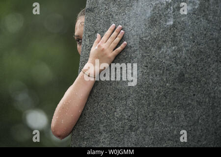 Ein midshipman skaliert die Seite der Denkmal während der jährlichen Herndon Monument, Klettern an der United States Naval Academy in Annapolis, Maryland, am 22. Mai 2017. Midshipman Joe McGraw, Rockford, Illinois, Upperclassman hat oben auf dem Denkmal nach 2 Stunden, 21 Minuten und 21 Sekunden. Der Herndon Denkmal Klettern ist die traditionelle Höhepunkt des plebe oder im ersten Jahr, an der U.S. Naval Academy. Die Klasse muss gemeinsam ein White plebs abzurufen 'Dixie Cup' Hut des Denkmals und es mit einem Upperclassman hat austauschen. Foto von Kevin Dietsch/UPI Stockfoto