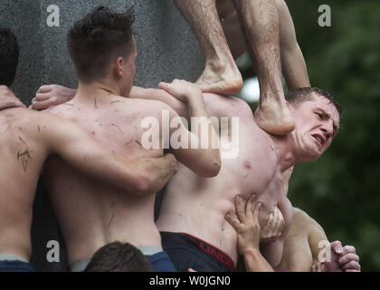 Midshipman arbeiten zusammen bei der herndon Monument, Klettern an der United States Naval Academy in Annapolis, Maryland, am 22. Mai 2017. Midshipman Joe McGraw, Rockford, Illinois, Upperclassman hat oben auf dem Denkmal nach 2 Stunden, 21 Minuten und 21 Sekunden. Der Herndon Denkmal Klettern ist die traditionelle Höhepunkt des plebe oder im ersten Jahr, an der U.S. Naval Academy. Die Klasse muss gemeinsam ein White plebs abzurufen 'Dixie Cup' Hut des Denkmals und es mit einem Upperclassman hat austauschen. Foto von Kevin Dietsch/UPI Stockfoto