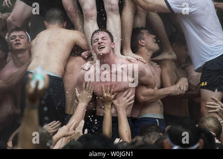 Midshipman arbeiten zusammen bei der herndon Monument, Klettern an der United States Naval Academy in Annapolis, Maryland, am 22. Mai 2017. Midshipman Joe McGraw, Rockford, Illinois, Upperclassman hat oben auf dem Denkmal nach 2 Stunden, 21 Minuten und 21 Sekunden. Der Herndon Denkmal Klettern ist die traditionelle Höhepunkt des plebe oder im ersten Jahr, an der U.S. Naval Academy. Die Klasse muss gemeinsam ein White plebs abzurufen 'Dixie Cup' Hut des Denkmals und es mit einem Upperclassman hat austauschen. Foto von Kevin Dietsch/UPI Stockfoto