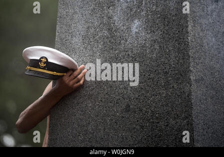 Ein midshipman skaliert die Seite der Denkmal während der jährlichen Herndon Monument, Klettern an der United States Naval Academy in Annapolis, Maryland, am 22. Mai 2017. Midshipman Joe McGraw, Rockford, Illinois, Upperclassman hat oben auf dem Denkmal nach 2 Stunden, 21 Minuten und 21 Sekunden. Der Herndon Denkmal Klettern ist die traditionelle Höhepunkt des plebe oder im ersten Jahr, an der U.S. Naval Academy. Die Klasse muss gemeinsam ein White plebs abzurufen 'Dixie Cup' Hut des Denkmals und es mit einem Upperclassman hat austauschen. Foto von Kevin Dietsch/UPI Stockfoto