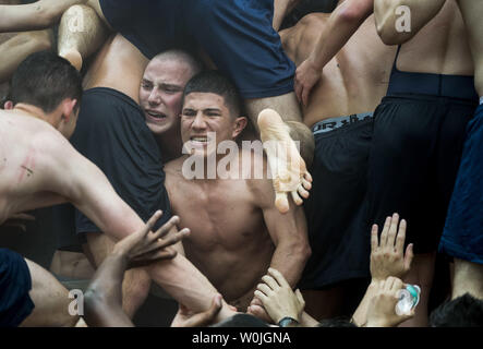 Midshipman arbeiten zusammen bei der herndon Monument, Klettern an der United States Naval Academy in Annapolis, Maryland, am 22. Mai 2017. Midshipman Joe McGraw, Rockford, Illinois, Upperclassman hat oben auf dem Denkmal nach 2 Stunden, 21 Minuten und 21 Sekunden. Der Herndon Denkmal Klettern ist die traditionelle Höhepunkt des plebe oder im ersten Jahr, an der U.S. Naval Academy. Die Klasse muss gemeinsam ein White plebs abzurufen 'Dixie Cup' Hut des Denkmals und es mit einem Upperclassman hat austauschen. Foto von Kevin Dietsch/UPI Stockfoto