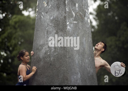 Midshipman arbeiten zusammen bei der herndon Monument, Klettern an der United States Naval Academy in Annapolis, Maryland, am 22. Mai 2017. Midshipman Joe McGraw, Rockford, Illinois, Upperclassman hat oben auf dem Denkmal nach 2 Stunden, 21 Minuten und 21 Sekunden. Der Herndon Denkmal Klettern ist die traditionelle Höhepunkt des plebe oder im ersten Jahr, an der U.S. Naval Academy. Die Klasse muss gemeinsam ein White plebs abzurufen 'Dixie Cup' Hut des Denkmals und es mit einem Upperclassman hat austauschen. Foto von Kevin Dietsch/UPI Stockfoto