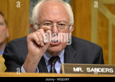 Vermont Senator Bernie Sanders scharf Fragen Amt für Management und Haushalt (OMB) Regisseur Mick Mulvaney wie er bezeugt vor dem Haushaltsausschuss des Senats, 25. Mai 2017, auf dem Capitol Hill in Washington, D.C. Mulvaney auf FY budget Präsident des Trump Vorschlag 2018 bezeugt wurde. Foto von Mike Theiler/UPI Stockfoto