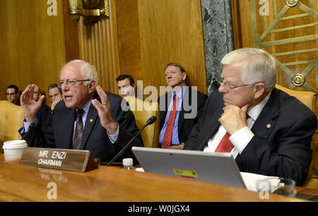 Vermont Senator Bernie Sanders (L) stark Fragen Amt für Management und Haushalt (OMB) Regisseur Mick Mulvaney als Vorsitzender Mike Enzi von Wyoming hört, während einer Anhörung im Haushaltsausschuss des Senats, 25. Mai 2017, auf dem Capitol Hill in Washington, D.C. Mulvaney war bezeugen auf FY budget Präsident des Trump Vorschlag 2018. Foto von Mike Theiler/UPI Stockfoto