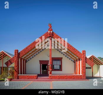 Haus der Maori mit traditionellen, künstlerischen Holzschnitzerei, Whakarewarewa, Rotorua, Bay of Plenty, North Island, Neuseeland Stockfoto