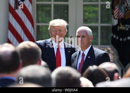 Präsident Donald Trump erscheint mit Vice President Mike Pence in den USA zieht sich aus der Pariser Klimaabkommen im Rosengarten des Weißen Hauses in Washington, D.C. am 1. Juni 2017 bekannt zu geben. In Diskussionspunkte zu Verbündeten der Trumpf geliefert, das Weiße Haus charakterisiert das Pariser Abkommen als Job Killer, unzumutbare Belastungen für die amerikanischen Steuerzahler platziert. Foto von Pat Benic/UPI Stockfoto