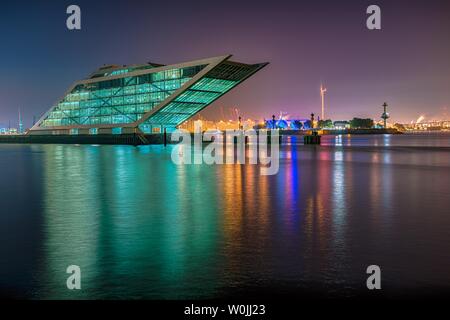 Modernes Bürogebäude Dockland an der Elbe, Abendstimmung, Hamburg, Deutschland Stockfoto