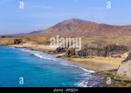 Playa de la Cera und Playa del Pozo, Papagayo Strände, Playas de Papagayo, Naturpark Monumento Natural de Los Ajaches, in der Nähe von Playa Blanca. Stockfoto