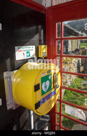 Defibrillator, Inside, iconic, Rot, Telefon, Box, in, Grasmere, der Lake District National Park, die Seen, Lake District, Cumbria, Norden, England, GB, UK, Wiederverwendung, Stockfoto