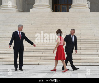 Associate Justice Neil Gorsuch (L) wartet auf seine Frau Marie Louise wie sie Hände schüttelt mit Chief Justice John Roberts auf der Treppe zum Supreme Court in Washington, DC am 15. Juni 2017. Gorsuch ist das neueste Mitglied des Hofes, vor. Foto von Pat Benic/UPI Stockfoto