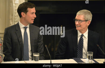 Apple CEO Tim Cook (R) Chats mit Präsident Donald Trump Schwiegersohn und Senior Advisor Jared Kushner, wie sie der Präsident der Ankunft an einer amerikanischen Technology Council roundtable erwarten, im Weißen Haus, 19. Juni 2017 in Washington, DC. Verwaltung Beamte hosted CEOs aus Top Tech Unternehmen wie Apple, Alphabet, Amazon und Microsoft. Foto von Mike Theiler/UPI Stockfoto