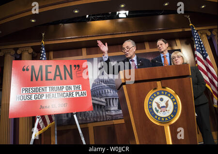 Senat-minorität-Führer Charles Schumer (L), D-N.Y., hält eine Pressekonferenz mit Sen Ron Wyden, D-ODER, und Sen. Patty Murray, D-WA, gegen die Republikanische health care Bill zu sprechen, auf den US-Kapitol in Washington, D.C. am 30. Juni 2017. Die republikanischen Senatoren stellte Ihre health care Bill entworfen, Präsident Obamas erschwinglich Handeln zu ersetzen. Foto von Kevin Dietsch/UPI Stockfoto