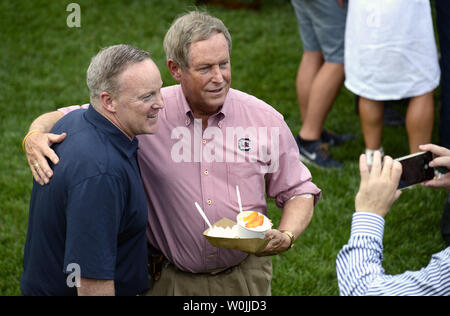 Rep. Joe Wilson von douth Carolina (R) umfasst Pressesprecher des Weißen Hauses, Sean Spicer am Congressional Picknick von Präsident Trumpf auf den Rasen des Weißen Hauses, Juni 22, 2017, in Washington, DC gehostet werden. Das Thema ist "Picknick im Park", modelliert nach einem sommerlichen Abend im Central Park, New York City für Mitglieder des Kongresses und ihre Familien. Foto von Mike Theiler/UPI Stockfoto