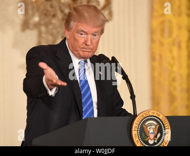 Us-Präsident Donald Trump Zeichen der "VA Rechenschaftspflicht und Whistleblower Protection Act" während einer Veranstaltung im East Room des Weißen Hauses in Washington, DC am 23. Juni 2017. Die Handlung ist so konzipiert, dass es einfacher Problem Mitarbeiter an der Abteilung Angelegenheiten der Veteranen zu Feuer, während auch den Schutz von Informanten. Foto von Pat Benic/UPI Stockfoto