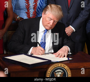 Us-Präsident Donald Trump Zeichen der "VA Rechenschaftspflicht und Whistleblower Protection Act" während einer Veranstaltung im East Room des Weißen Hauses in Washington, DC am 23. Juni 2017. Die Handlung ist so konzipiert, dass es einfacher Problem Mitarbeiter an der Abteilung Angelegenheiten der Veteranen zu Feuer, während auch den Schutz von Informanten. Foto von Pat Benic/UPI Stockfoto