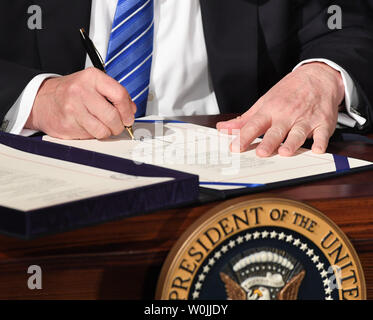 Us-Präsident Donald Trump Zeichen der "VA Rechenschaftspflicht und Whistleblower Protection Act" während einer Veranstaltung im East Room des Weißen Hauses in Washington, DC am 23. Juni 2017. Die Handlung ist so konzipiert, dass es einfacher Problem Mitarbeiter an der Abteilung Angelegenheiten der Veteranen zu Feuer, während auch den Schutz von Informanten. Foto von Pat Benic/UPI Stockfoto