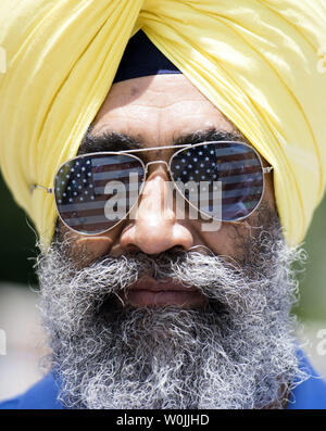 Ein Sikh Demonstrant trägt American fag Gläser, wie er mit anderen vor dem Weißen Haus vor Präsident Donald Trump Treffen mit dem indischen Ministerpräsidenten Narendra Modi in Washington D.C. am 26. Juni 2017 zeigt. Die Gruppe fordert eine unabhängige Sikh Staat in Indien. Foto von Kevin Dietsch/UPI Stockfoto