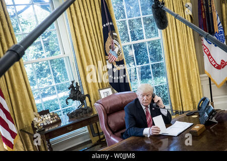 Präsident Donald Trump spricht mit Premierminister Leo Varadkar von Irland per Telefon im Oval Office im Weißen Haus am 27. Juni 2017 in Washington, DC. Trump, der Aufruf, den neu gewählten Ministerpräsidenten und derzeitigen Taoiseach gratulieren. Der Führer der Fine Gael Partei, Varadkar wurde nach dem Ausscheiden von Enda Kenny gewählt. Foto von Pete Marovich/UPI Stockfoto