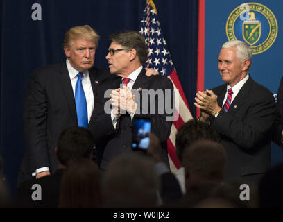 Präsident Donald Trump (L) umarmt Energieminister Rick Perry als Vice President Mike Pence applaudiert (R), nach Trumpf Erläuterungen an die Entfesselung American Energy Event an der Abteilung für Energie in Washington, D.C. am 29. Juni 2017 geliefert. Trump kündigte eine Reihe von Initiativen, darunter auch Plan seiner Regierung auf Rolling zurück Neuregelung der Produktion und Entwicklung. Foto von Kevin Dietsch/UPI Stockfoto