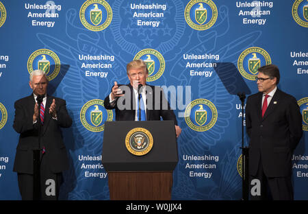 Präsident Donald Trump, verbunden von Vice President Mike Pence (L) und Energieminister Rick Perry, liefert Erläuterungen an die Entfesselung American Energy Event an der Abteilung für Energie in Washington, D.C. am 29. Juni 2017. Foto von Kevin Dietsch/UPI Stockfoto