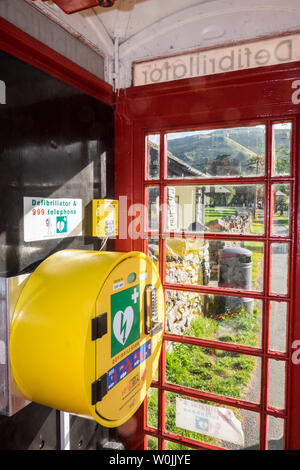 Defibrillator, Inside, iconic, Rot, Telefon, Box, in, Grasmere, der Lake District National Park, die Seen, Lake District, Cumbria, Norden, England, GB, UK, Wiederverwendung, Stockfoto