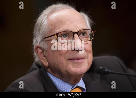 Der ehemalige Senator Sam Nunn führt Christopher Wray, nominierte Präsident der Trumpf der nächsten Direktor des FBI (FBI), bei seiner Anhörung im Senat Justiz Ausschuss Anhörung in Washington, D.C. am 12. Juli 2017. Wray ist nominiert für ausgehende FBI-Direktor James Comey der von Präsident Trumpf im Mai entlassen wurde. Foto von Kevin Dietsch/UPI Stockfoto