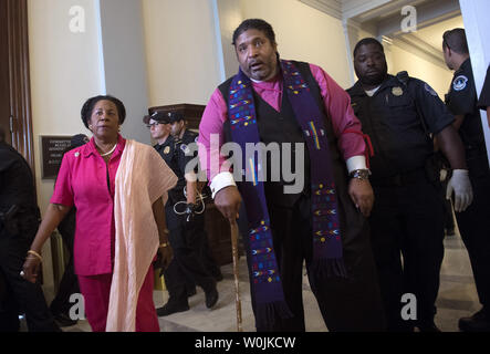 North Carolina NAACP Präsident Pfr. William Friseur wird verhaftet, als er gegen er Republikanische healthcare Bill mit anderen auf dem Capitol Hill in Washington, D.C. Proteste am 13. Juli 2017. Der Senat wird voraussichtlich in der nächsten Woche auf Ersatz der Plan der Republikaner für die Erschwingliche Pflege Gesetz zu stimmen. Friseur wurde durch verbunden. Rep Sheila Jackson Lee, D-TX, (L), die nicht verhaftet wurde. Foto von Kevin Dietsch/UPI Stockfoto