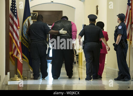 North Carolina NAACP Präsident Pfr. William Friseur wird verhaftet, als er gegen er Republikanische healthcare Bill mit anderen auf dem Capitol Hill in Washington, D.C. Proteste am 13. Juli 2017. Der Senat wird voraussichtlich in der nächsten Woche auf Ersatz der Plan der Republikaner für die Erschwingliche Pflege Gesetz zu stimmen. Friseur wurde durch verbunden. Rep Sheila Jackson Lee, D-TX, (L), die nicht verhaftet wurde. Foto von Kevin Dietsch/UPI Stockfoto