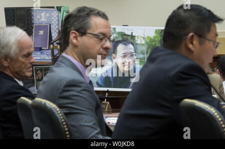 Ein Foto von dem kürzlich verstorbenen Friedensnobelpreisträger Liu Xiaobo ist bei einem Haus auswärtige Angelegenheiten Unterausschuss für Liu Xiaobo auf dem Capitol Hill in Washington, D.C. am 14. Juli 2017 gesehen. Friedensnobelpreisträger und chinesischen Dissidenten Liu Xiaobo, 61, starb am Donnerstag, während unter Bewachung in einem Krankenhaus nach Erlaubnis verweigert wird, China für die Behandlung von fortgeschrittenen Krebserkrankungen zu verlassen. Im Jahr 2009 wurde Liu wurde für 11 Jahre ins Gefängnis im Jahr 2009 für die "Anstiftung zur Subversion" Nachdem er half eine Petition für politische Reformen schreiben. Foto von Kevin Dietsch/UPI Stockfoto