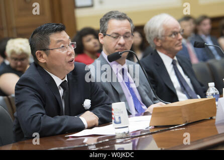 Yang Jianli (L), Präsident von Initiativen für China, Jared Genser (C), Gründer der Freiheit jetzt und Perry Link, Chancellorial Lehrstuhl für Innovation in über Disziplinen an der Universität von Kalifornien Lehre, bezeugen, während ein Haus auswärtige Angelegenheiten Unterausschuss Anhörung zur chinesischen Dissidenten Liu Xiaobo, auf dem Capitol Hill in Washington, D.C. am 14. Juli 2017. Friedensnobelpreisträger und chinesischen Dissidenten Liu Xiaobo, 61, starb am Donnerstag, während unter Bewachung in einem Krankenhaus nach Erlaubnis verweigert wird, China für die Behandlung von fortgeschrittenen Krebserkrankungen zu verlassen. Im Jahr 2009 wurde Liu wurde für 11 Jahre ins Gefängnis im Jahr 2009 fo Stockfoto