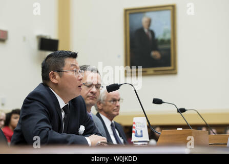 Yang Jianli (L), Präsident von Initiativen für China, Jared Genser (C), Gründer der Freiheit jetzt und Perry Link, Chancellorial Lehrstuhl für Innovation in über Disziplinen an der Universität von Kalifornien Lehre, bezeugen, während ein Haus auswärtige Angelegenheiten Unterausschuss Anhörung zur chinesischen Dissidenten Liu Xiaobo, auf dem Capitol Hill in Washington, D.C. am 14. Juli 2017. Friedensnobelpreisträger und chinesischen Dissidenten Liu Xiaobo, 61, starb am Donnerstag, während unter Bewachung in einem Krankenhaus nach Erlaubnis verweigert wird, China für die Behandlung von fortgeschrittenen Krebserkrankungen zu verlassen. Im Jahr 2009 wurde Liu wurde für 11 Jahre ins Gefängnis im Jahr 2009 fo Stockfoto