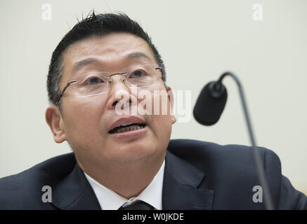 Yang Jianli, Präsident von Initiativen für China, bezeugt, während ein Haus auswärtige Angelegenheiten Unterausschuss Anhörung zur chinesischen Dissidenten Liu Xiaobo, auf dem Capitol Hill in Washington, D.C. am 14. Juli 2017. Friedensnobelpreisträger und chinesischen Dissidenten Liu Xiaobo, 61, starb am Donnerstag, während unter Bewachung in einem Krankenhaus nach Erlaubnis verweigert wird, China für die Behandlung von fortgeschrittenen Krebserkrankungen zu verlassen. Im Jahr 2009 wurde Liu wurde für 11 Jahre ins Gefängnis im Jahr 2009 für die "Anstiftung zur Subversion" Nachdem er half eine Petition für politische Reformen schreiben. Foto von Kevin Dietsch/UPI Stockfoto
