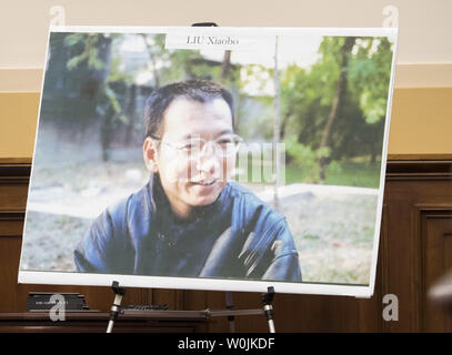 Ein Foto von dem kürzlich verstorbenen Friedensnobelpreisträger Liu Xiaobo ist bei einem Haus auswärtige Angelegenheiten Unterausschuss für Liu Xiaobo auf dem Capitol Hill in Washington, D.C. am 14. Juli 2017 gesehen. Friedensnobelpreisträger und chinesischen Dissidenten Liu Xiaobo, 61, starb am Donnerstag, während unter Bewachung in einem Krankenhaus nach Erlaubnis verweigert wird, China für die Behandlung von fortgeschrittenen Krebserkrankungen zu verlassen. Im Jahr 2009 wurde Liu wurde für 11 Jahre ins Gefängnis im Jahr 2009 für die "Anstiftung zur Subversion" Nachdem er half eine Petition für politische Reformen schreiben. Foto von Kevin Dietsch/UPI Stockfoto