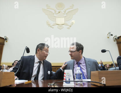 Yang Jianli (L), Präsident von Initiativen für China, grüßt Jared Genser, Gründer der Freiheit nun, während ein Haus auswärtige Angelegenheiten Unterausschuss Anhörung zur chinesischen Dissidenten Liu Xiaobo, auf dem Capitol Hill in Washington, D.C. am 14. Juli 2017. Friedensnobelpreisträger und chinesischen Dissidenten Liu Xiaobo, 61, starb am Donnerstag, während unter Bewachung in einem Krankenhaus nach Erlaubnis verweigert wird, China für die Behandlung von fortgeschrittenen Krebserkrankungen zu verlassen. Im Jahr 2009 wurde Liu wurde für 11 Jahre ins Gefängnis im Jahr 2009 für die "Anstiftung zur Subversion" Nachdem er half eine Petition für politische Reformen schreiben. Foto von Kevin Dietsch/UPI Stockfoto