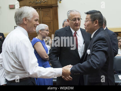 Yang Jianli (R), Präsident von Initiativen für China, grüßt Perry Link, Chancellorial Lehrstuhl für Innovation in über Disziplinen an der Universität von Kalifornien Lehre, während ein Haus auswärtige Angelegenheiten Unterausschuss Anhörung zur chinesischen Dissidenten Liu Xiaobo, auf dem Capitol Hill in Washington, D.C. am 14. Juli 2017. Friedensnobelpreisträger und chinesischen Dissidenten Liu Xiaobo, 61, starb am Donnerstag, während unter Bewachung in einem Krankenhaus nach Erlaubnis verweigert wird, China für die Behandlung von fortgeschrittenen Krebserkrankungen zu verlassen. Im Jahr 2009 wurde Liu für 11 Jahre im Jahr 2009 für die "Anstiftung zur Subversion" inhaftiert wurde, nachdem er half schreiben Stockfoto