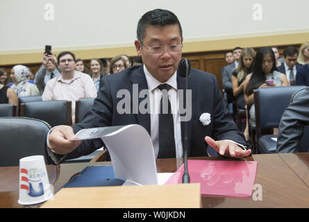 Yang Jianli, Präsident von Initiativen für China, bereitet während ein Haus auswärtige Angelegenheiten Unterausschuss Anhörung zur chinesischen Dissidenten Liu Xiaobo zu bezeugen, auf dem Capitol Hill in Washington, D.C. am 14. Juli 2017. Friedensnobelpreisträger und chinesischen Dissidenten Liu Xiaobo, 61, starb am Donnerstag, während unter Bewachung in einem Krankenhaus nach Erlaubnis verweigert wird, China für die Behandlung von fortgeschrittenen Krebserkrankungen zu verlassen. Im Jahr 2009 wurde Liu wurde für 11 Jahre ins Gefängnis im Jahr 2009 für die "Anstiftung zur Subversion" Nachdem er half eine Petition für politische Reformen schreiben. Foto von Kevin Dietsch/UPI Stockfoto