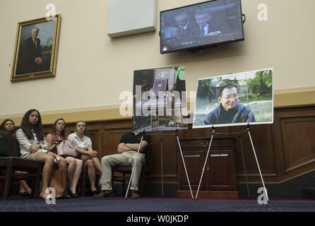 Ein Foto von dem kürzlich verstorbenen Friedensnobelpreisträger Liu Xiaobo ist bei einem Haus auswärtige Angelegenheiten Unterausschuss für Liu Xiaobo auf dem Capitol Hill in Washington, D.C. am 14. Juli 2017 gesehen. Friedensnobelpreisträger und chinesischen Dissidenten Liu Xiaobo, 61, starb am Donnerstag, während unter Bewachung in einem Krankenhaus nach Erlaubnis verweigert wird, China für die Behandlung von fortgeschrittenen Krebserkrankungen zu verlassen. Im Jahr 2009 wurde Liu wurde für 11 Jahre ins Gefängnis im Jahr 2009 für die "Anstiftung zur Subversion" Nachdem er half eine Petition für politische Reformen schreiben. Foto von Kevin Dietsch/UPI Stockfoto