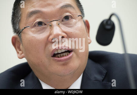 Yang Jianli, Präsident von Initiativen für China, bezeugt, während ein Haus auswärtige Angelegenheiten Unterausschuss Anhörung zur chinesischen Dissidenten Liu Xiaobo, auf dem Capitol Hill in Washington, D.C. am 14. Juli 2017. Friedensnobelpreisträger und chinesischen Dissidenten Liu Xiaobo, 61, starb am Donnerstag, während unter Bewachung in einem Krankenhaus nach Erlaubnis verweigert wird, China für die Behandlung von fortgeschrittenen Krebserkrankungen zu verlassen. Im Jahr 2009 wurde Liu wurde für 11 Jahre ins Gefängnis im Jahr 2009 für die "Anstiftung zur Subversion" Nachdem er half eine Petition für politische Reformen schreiben. Foto von Kevin Dietsch/UPI Stockfoto