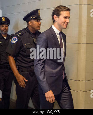 Jared Kushner, Sohn des Präsidenten Trump-in-Gesetz und Senior Advisor, fährt der Capitol Hill nach einem Treffen mit dem Geheimdienstausschusses über seine Kontakte mit Russischen Beamten während der allgemeinen Wahl, im Capitol in Washington, D.C. am 25. Juli 2017. Der Ausschuss untersucht jedes Fehlverhalten oder Absprachen zwischen der Trumpf-Kampagne und die Russen während der Präsidentenwahl 2016. Foto von Ken Cedeño/UPI Stockfoto