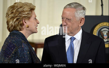 Verteidigungsminister James Mattis (R) Chats mit Sen Debbie Stabenow aus Michigan vor eine Zeremonie, wo Präsident Donald Trump die Ehrenmedaille an pensionierte US Army Medic und Vietnam Krieg veteran James McCloughan verliehen, der South Haven, Michigan, im Weißen Haus, 31. Juli 2017, in Washington, DC. McCloughan wurde für sein Heldentum in Rettung und Betreuung verwundeter Soldaten während der Schlacht von 1969 Hui Yon Hill in Vietnam ausgezeichnet. Foto von Mike Theiler/UPI Stockfoto