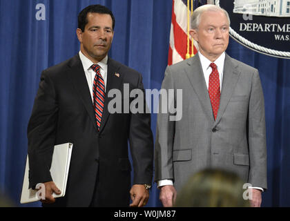 Attorney General Jeff Sessions (R) und der Nationalen Spionageabwehr und Security Center Direktor William Evanina hören Bemerkungen während einer Pressekonferenz am Fachbereich Gerechtigkeit, in Washington, DC, August 4, 2017. Das Briefing war auf "Dichtigkeit von Verschlusssachen Bedrohung der nationalen Sicherheit". Foto von Mike Theiler/UPI. Stockfoto