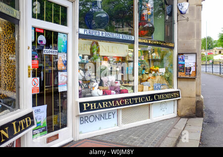 Buxton Derbyshire UK-traditionellen pharmazeutischen Chemiker shop Stockfoto