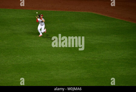 Washington Angehörigen rechter Feldspieler Bryce Harper (34) Fänge ein Popup fliegen von Washington Nationals hit linken Feldspieler Ryan Raburn (18) Im Siebten Inning an den Angehörigen Park in Washington, D.C. am 8. August 2017. Foto von Kevin Dietsch/UPI Stockfoto