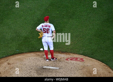 Washington Angehörigen Entlastung Krug Joe Blanton (56) Steht an der Platte im siebten Inning gegen die Miami Marlins in Washington, D.C. am 8. August 2017. Foto von Kevin Dietsch/UPI Stockfoto